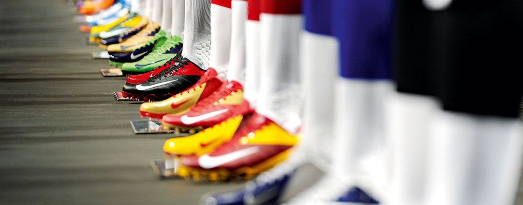 mua-giay-nike-hay-adidas-tot-hon