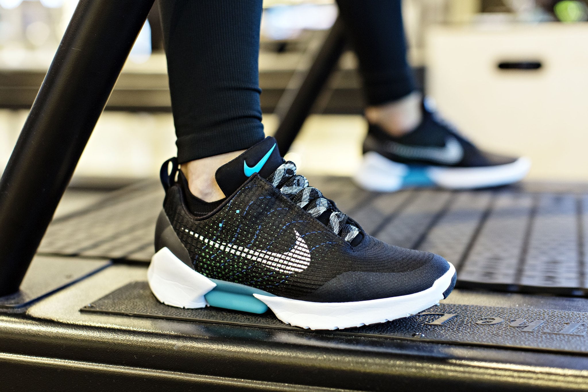 giay tu cot day cua Nike