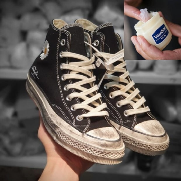 Vệ sinh giày converse bằng sữa vaseline