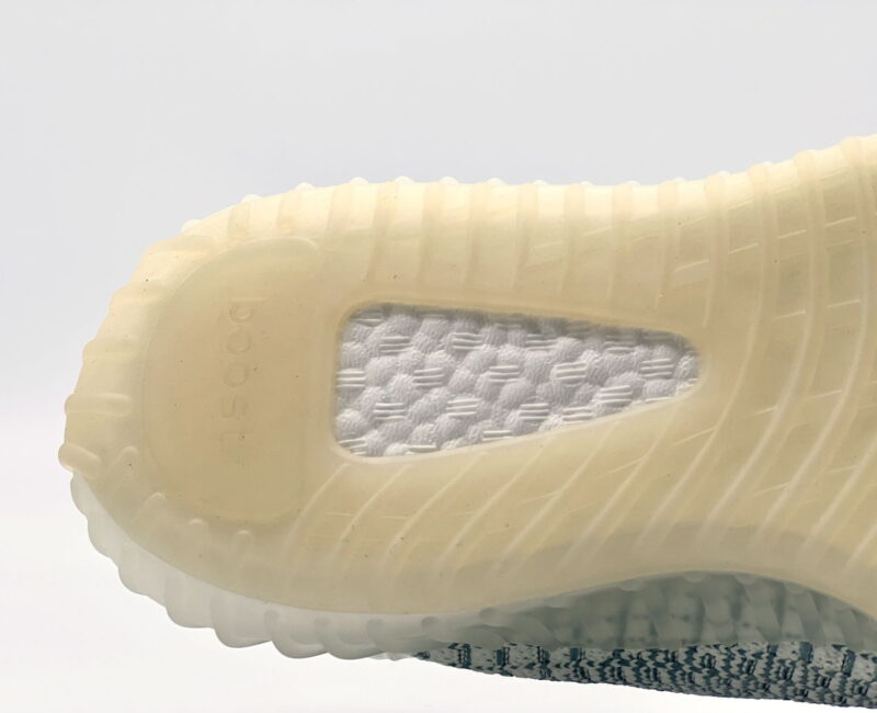 đế boost nén với outsole nhựa trong suốt của giày yeezy 350v2