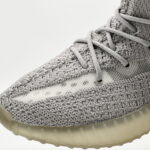 chất vải primeknit trên đôi yeezy 350v2 tail light