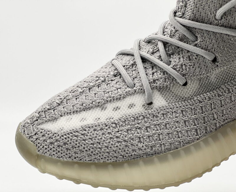 chất vải primeknit trên đôi yeezy 350v2 tail light