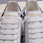 logo ánh kim giày mcqueen gót nhung siêu cấp đẹp