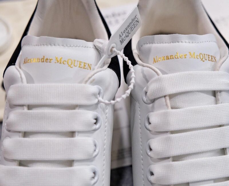 logo ánh kim giày mcqueen gót nhung siêu cấp đẹp